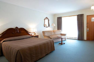 Queen Spa Room - Golden Grain Motor Inn Horsham