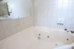 Queen Spa Room - Golden Grain Motor Inn Horsham